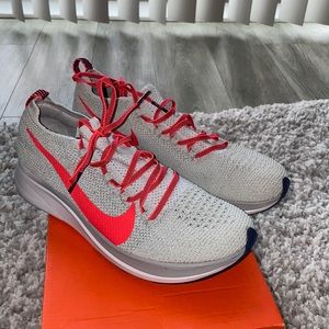 WOMEN’S NIKE ZOOM FLY SIZE 6 IN WOMENS!!